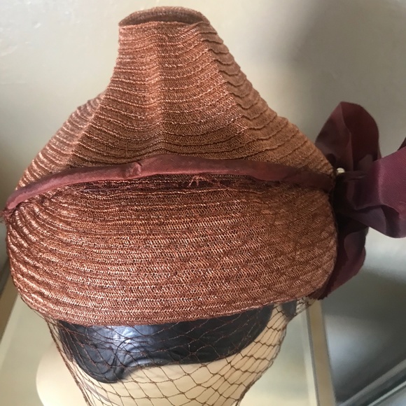 UNIQUE 1940s\' COPPER COLORED STRAW TOQUE WITH MATCHING FABRIC BOWS & 1/2 VEIL